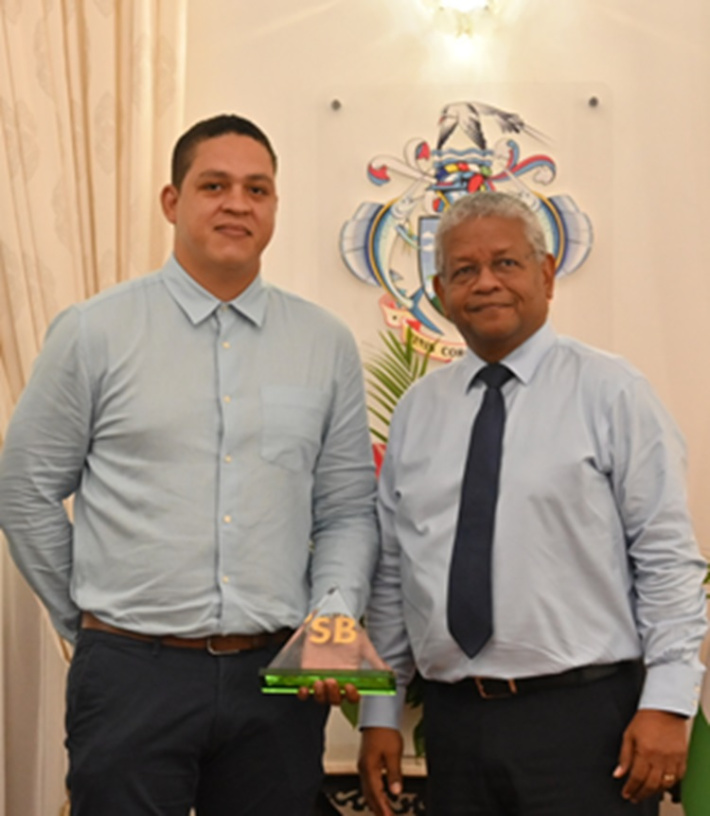 Master Blender Steven Rioux meets President Ramkalawan