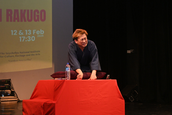 Local students and audiences learn and enjoy Japanese Rakugo