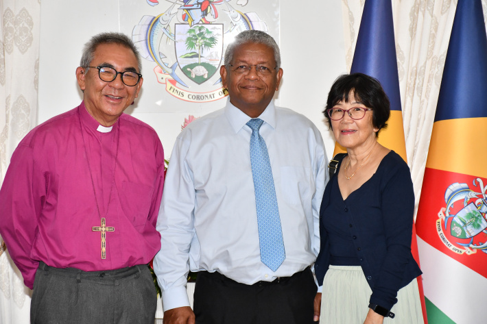 Visite d’adieu de l’archevêque James Wong au Président Ramkalawan
