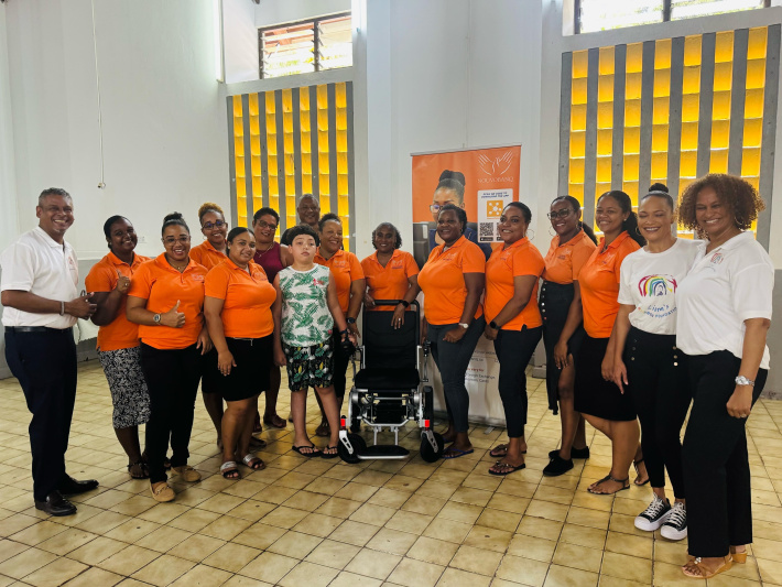 Nouvobanq’s choir donates wheelchair to 10-year-old Carlos Victorine