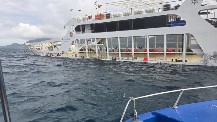 Foreign vessel capsizes off Ile De Romainville