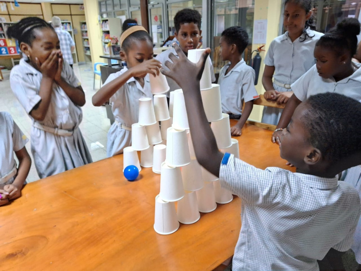 En Vandredi agreab kot bibliotek Grand Anse Praslin