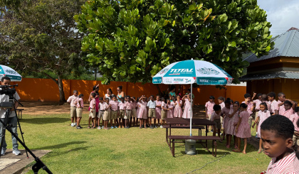 Au Cap primary receive donation of benches
