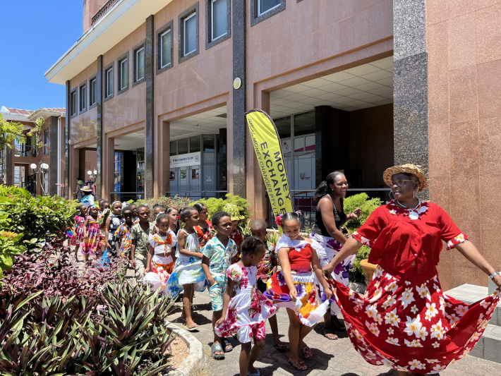 En lazournen spektakiler kot lekol Grand Anse Praslin primer