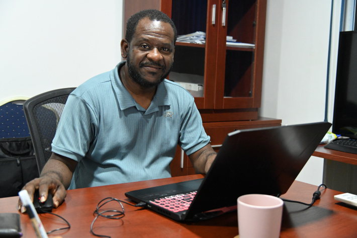 En regar lo sekter lagrikiltir avek Barry Nourrice