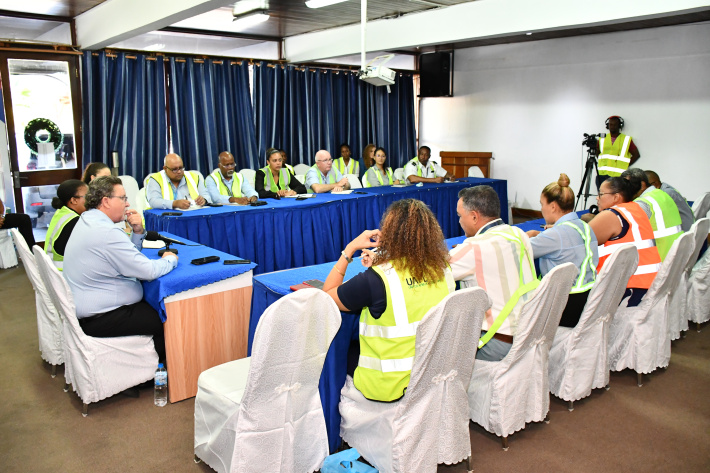 Minister Pierre Laporte meets with customs and clearing agents