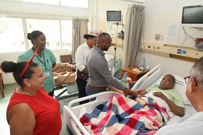 Christmas visit lifts patients’ spirits at Seychelles Hospital