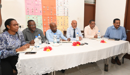 Education minister visits youth hostel