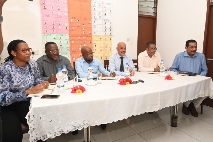 Education minister visits youth hostel