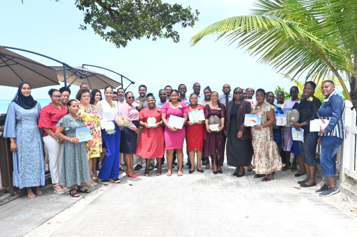 Environment ministry rewards long-serving staff