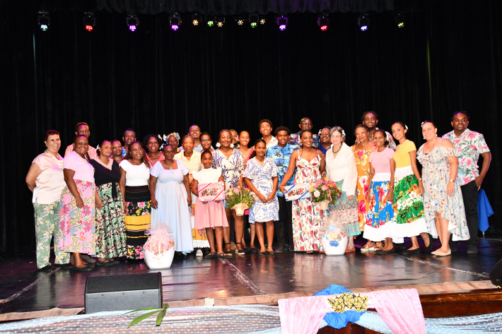 Nouvo danser kanmtole i resevwar sertifika apre sis mwan formasyon