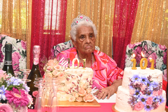 Aline Thomas i  fet son 101-an