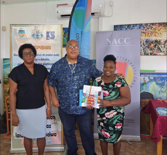 NACC i fer donasyon liv avek Lakademi Kreol Sesel