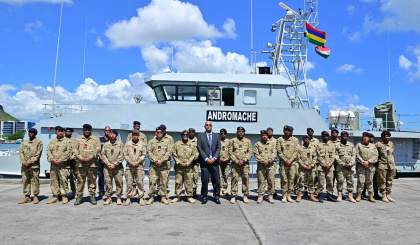 Commander-in-Chief meets Seychelles Defence Force contingent in Mauritius