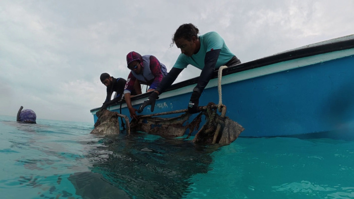 Removal of entangled fish aggregating devices in Aldabra intensifies