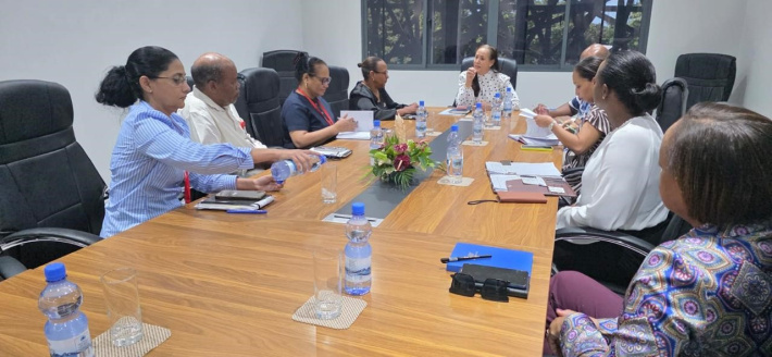 Minister Alexander strengthens public-private dialogue with Seychelles Commercial Bank