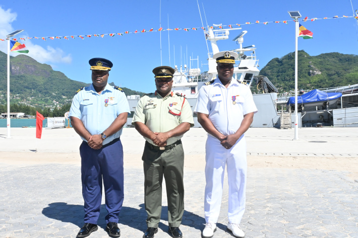 Trois officiers des Forces de défense des Seychelles décorés par la France