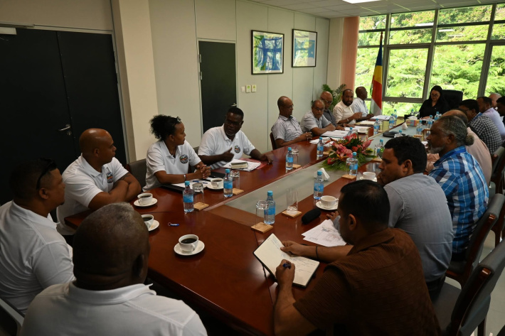 Taxi operators meet minister on regulatory issues
