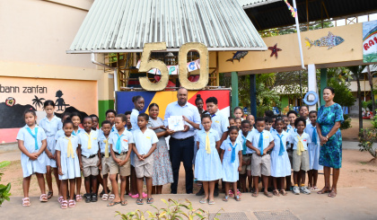 Students receive commemorative gifts as Seychelles marks 50 years of independence