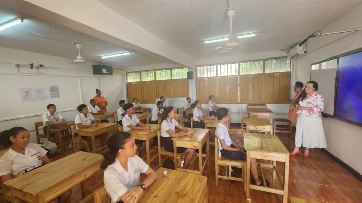 Minister Alexander presents Jubilee tokens to Beau Vallon schools