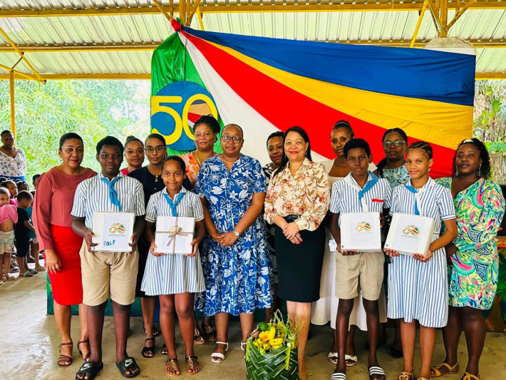 Golden Jubilee gifts reach Port Glaud, Independent School