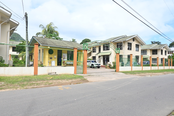 Minister Ledikasyon ek Devlopman Resours Imen i adres size Youth Hostel