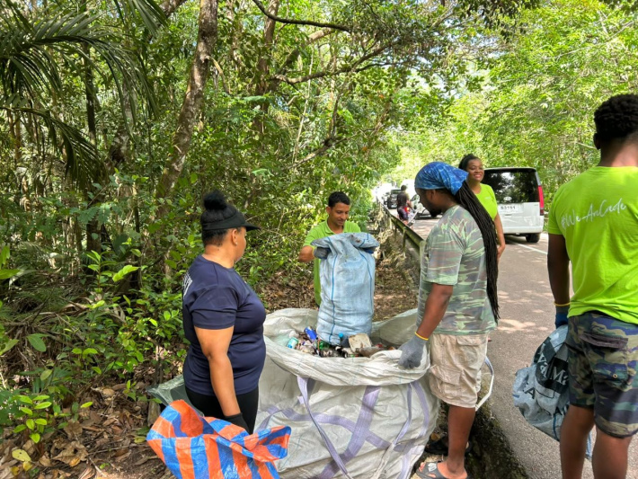 Cinq gros sacs de déchets ramassés autour de la Vallée de Mai